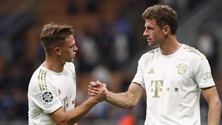 Joshua Kimmich und Thomas Müller beim Handshake