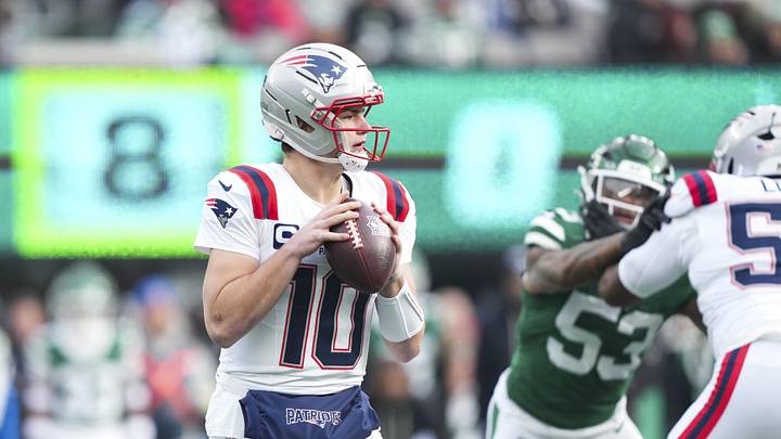 Dec 28, 2025; East Rutherford, New Jersey, USA; New England Patriots quarterback Drake Maye (10) looks to pass against the New York Jets during the first quarter of the game at MetLife Stadium. Mandatory Credit: Robert Deutsch-Imagn Images