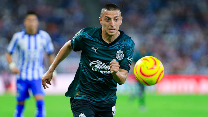 Roberto Alvarado es un inamovible de Chivas en el esquema del técnico argentino Fernando Gago.