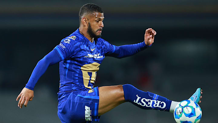 El contención colombiano José Caicedo fue criticado duramente por la afición de los Pumas