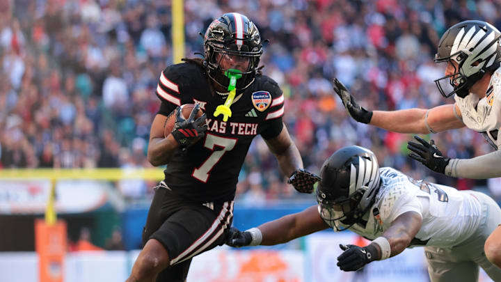 Texas Tech Red Raiders tight end Terrance Carter Jr. (7) runs with the ball against the Oregon Ducks during the second half of the 2025 Orange Bowl and quarterfinal game of the College Football Playoff at Hard Rock Stadium.