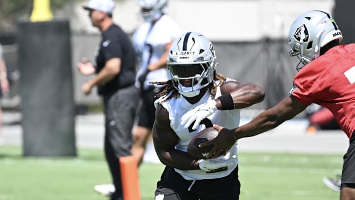 Jun 10, 2025; Henderson, NV, USA; Las Vegas Raiders quarterback Geno Smith (7) hands the ball off to running back Ashton Jeanty (2) during Las Vegas Raiders Minicamp at Intermountain Health Performance Center. Mandatory Credit: Candice Ward-Imagn Images Jun 10, 2025; Henderson, NV, USA; Las Vegas Raiders quarterback Geno Smith (7) hands the ball off to running back Ashton Jeanty (2) during Las Vegas Raiders Minicamp at Intermountain Health Performance Center. Mandatory Credit: Candice Ward-Imagn Images