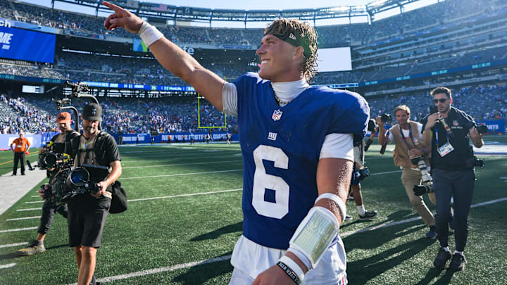 New York Giants quarterback Jaxson Dart (6) points after defeating the Los Angeles Chargers at MetLife Stadium, Sep 28, 2025, East Rutherford, NJ, USA.