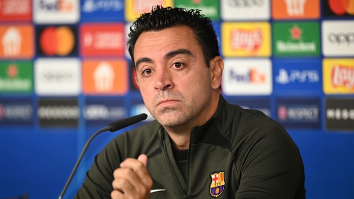 Xavi aprecia o futebol de Cancelo e quer mantê-lo no Barcelona. 