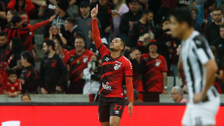 Contratação mais cara da história do Athletico-PR, Vitor Roque balançou a rede na Libertadores