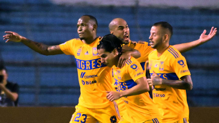 Jugadores de Tigres celebran un gol.