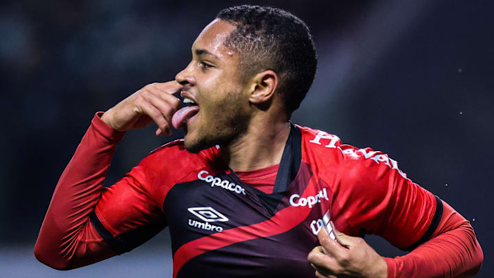 Formado no Cruzeiro, Vitor Roque reencontrou o Galo e virou pesadelo para o time de Cuca