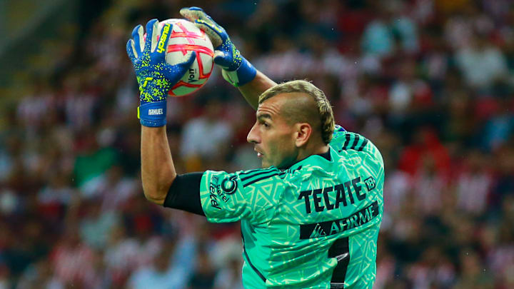 El arquero argentino Nahuel Guzmán fue la gran figura del partido entre Chivas y Tigres.