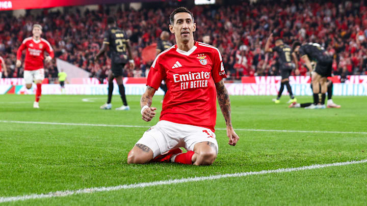 Angel Di Maria a inscrit un triplé ce samedi soir avec le Benfica Lisbonne face à Estrela. Angel Di Maria a inscrit un triplé ce samedi soir avec le Benfica Lisbonne face à Estrela.