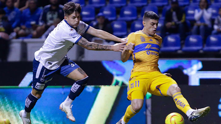El paraguayo Sebastián Olmedo del Puebla y el argentino Juan Brunetta de Tigres durante el Clausura 2024.