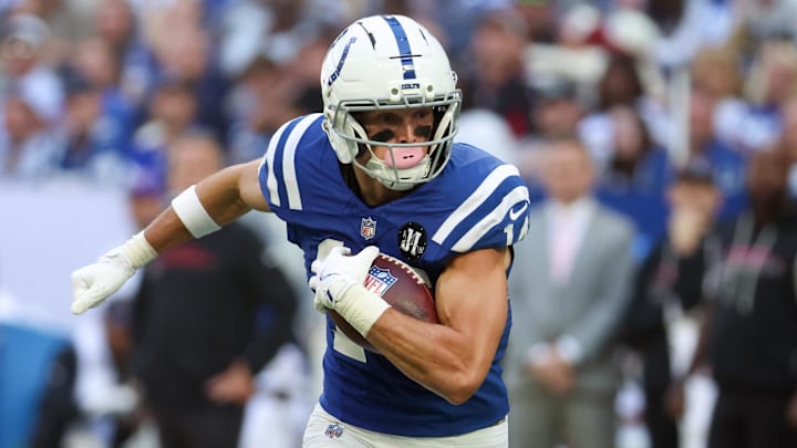 Indianapolis Colts wide receiver Alec Pierce (14) carries the ball against the Arizona Cardinals during the fourth quarter of the game at Lucas Oil Stadium. 