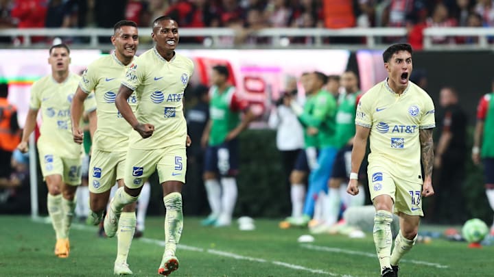 Jugadores del América celebran un gol.