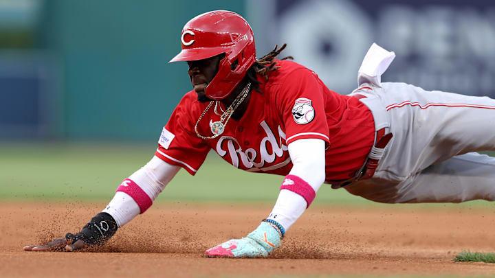 Elly De La Cruz se robó tres bases en un inning este sábado ante los Cerveceros de Milwaukee 