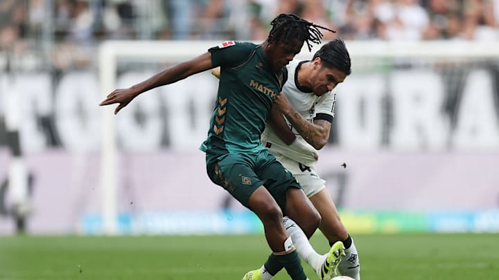 Werders Samuel Mbangula im Zweikampf mit Gladbachs Kevin Diks