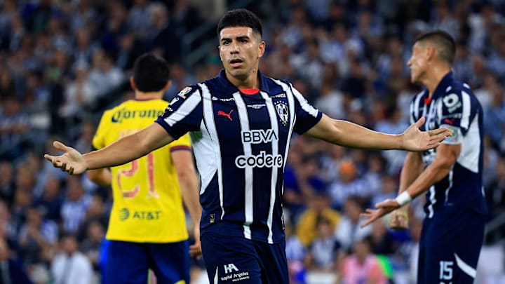 El argentino Jorge Rodríguez reclamando al silbante