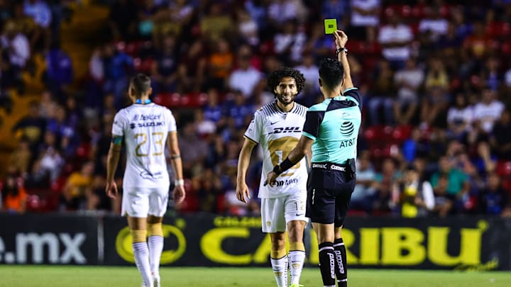Un arbitre craque complètement au Mexique.