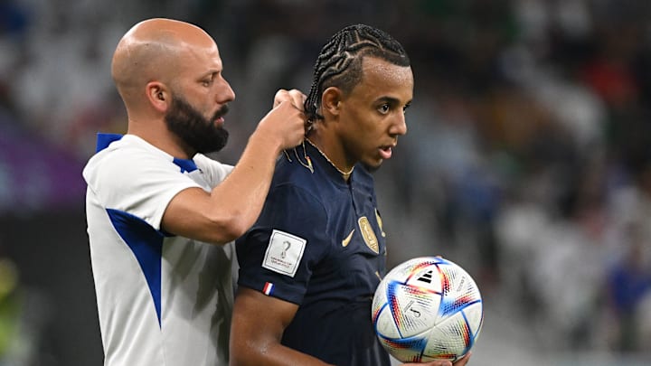Jules Koundé portait un collier face à la Pologne.