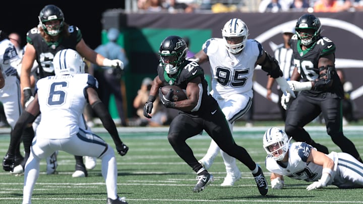 Oct 5, 2025; East Rutherford, New Jersey, USA; New York Jets running back Breece Hall (20) carries the ball against the Dallas Cowboys during the first half at MetLife Stadium. Mandatory Credit: Vincent Carchietta-Imagn Images Oct 5, 2025; East Rutherford, New Jersey, USA; New York Jets running back Breece Hall (20) carries the ball against the Dallas Cowboys during the first half at MetLife Stadium. Mandatory Credit: Vincent Carchietta-Imagn Images