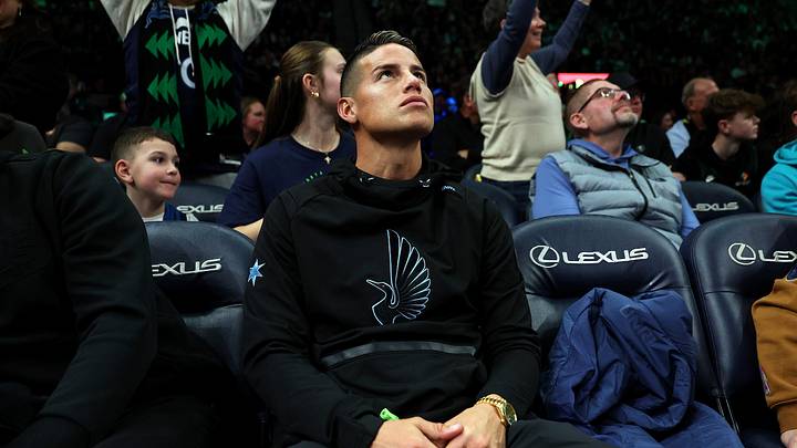 James Rodríguez observa el juego entre Minnesota Timberwolves y New Orleans Pelicans en el Target Center, el 6 de febrero de 2026 en Minneapolis. James Rodríguez observa el juego entre Minnesota Timberwolves y New Orleans Pelicans en el Target Center, el 6 de febrero de 2026 en Minneapolis.