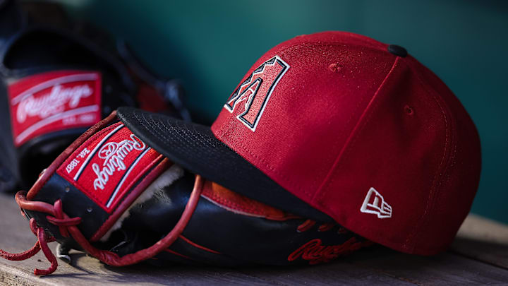 Jun 7, 2023; Washington, District of Columbia, USA; A general view of an Arizona Diamondbacks hat and Rawlings glove in the dugout during the fifth inning of the game against the Washington Nationals at Nationals Park. Mandatory Credit: Scott Taetsch-Imagn Images