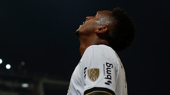 Com polêmicas recentes, Jô deixa de desrespeitar apenas a Fiel para insultar o Corinthians enquanto empresa 