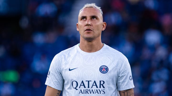 Annoncé sur le départ cet été, Keylor Navas va finalement rester à Paris.