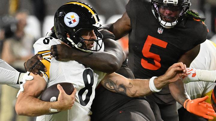 Cleveland Browns defensive tackle Maliek Collins sacks Pittsburgh Steelers quarterback Aaron Rodgers.