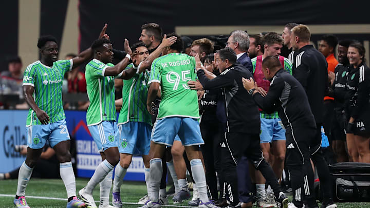 Jul 26, 2025; Atlanta, Georgia, USA; Seattle Sounders teammates and coaches react with  Seattle Sounders forward Osaze De Rosario (95) after he scores during the match with Atlanta United during the second half at Mercedes-Benz Stadium. Mandatory Credit: Mady Mertens-Imagn Images