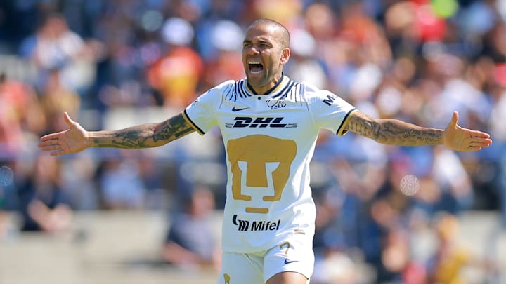 El jugador Dani Alves queda es dado de baja del equipo de Pumas.