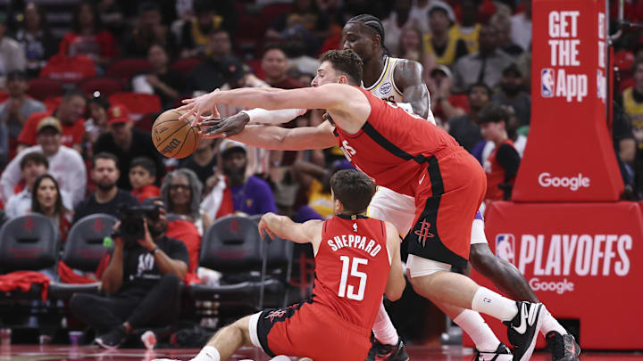 La expulsión de Deandre Ayton fue uno de los detonantes de la polémica al final del juego entre Lakers y Rockets el domingo