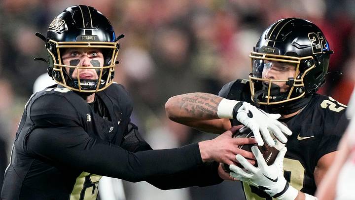 Purdue Boilermakers quarterback Ryan Browne (15) hands off the ball to running back Antonio Harris (22).