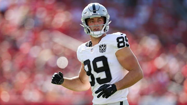 Las Vegas Raiders tight end Brock Bowers (89) line up against the Tampa Bay Buccaneers in the first quarter at Raymond James Stadium.