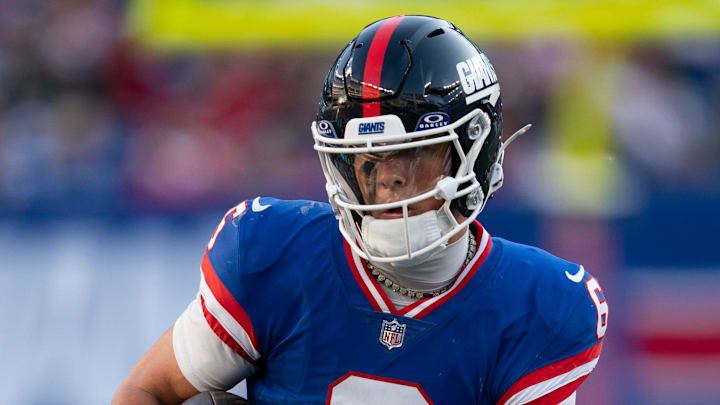 New York Giants quarterback Jaxson Dart (6) runs with the ball during a week 9 game between New York Giants and San Francisco 49ers at MetLife Stadium on Sunday, Nov. 2, 2025.
