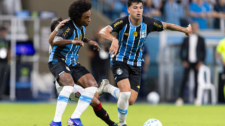 Pérez (d) abre o meio-campo da equipe