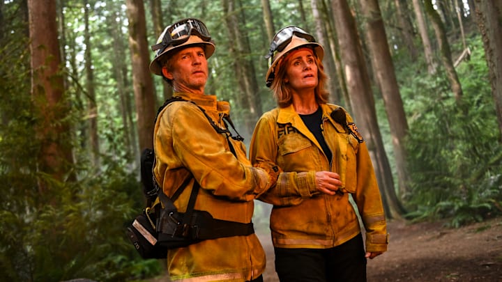 “Not a Stray” – Fire Country. Pictured (L-R): Shawn Hatosy as Brett Richards and Diane Farr as Sharon Leone