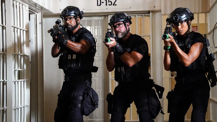 “Life” – 20-Squad faces down a prison hostage situation, only to be thrown into deeper danger when a bomb explodes, freeing maximum-security prisoners from their cells, including someone with a personal grudge against Hondo, on S.W.A.T., Friday, Nov. 1 (8:00-9:00 PM, ET/PT) on the CBS Television Network, and streaming on Paramount+ (live and on-demand for Paramount+ with SHOWTIME subscribers, or on-demand for Paramount+ Essential subscribers the day after the episode airs)*. Pictured (L-R):