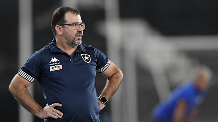 Empresário John Textor explicou que teve dificuldades em identificar o estilo de jogo do Botafogo sob comando de Moreira