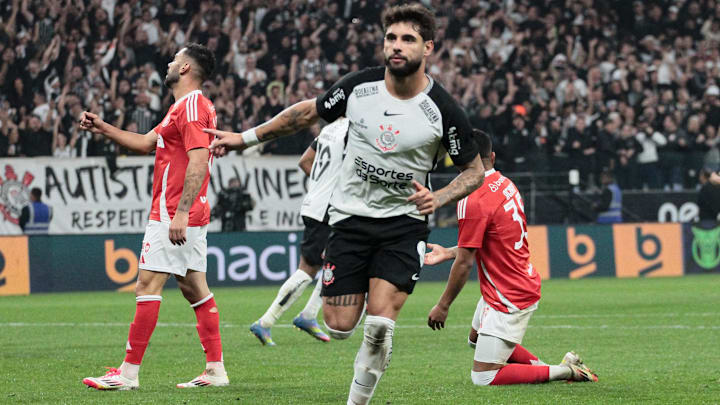 Camisa 9 marcou quatro gols, mas um foi anulado