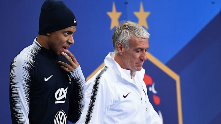 Kylian Mbappé y Didier Deschamps, el entrenador de la selección de Francia 
