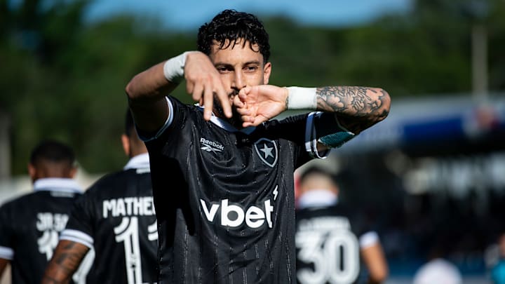 Capitão do Botafogo, Alex Telles pode ser titular contra o Racing em Avellaneda