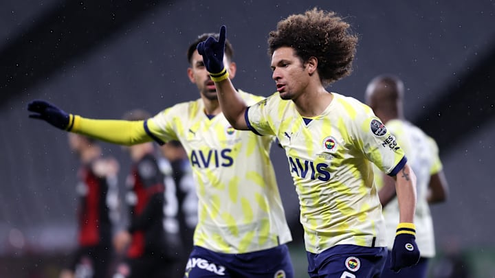 Ex-Flamengo e hoje no Fenerbahçe, Willian Arão está fechando com o Al-Hilal, da Arábia Saudita.