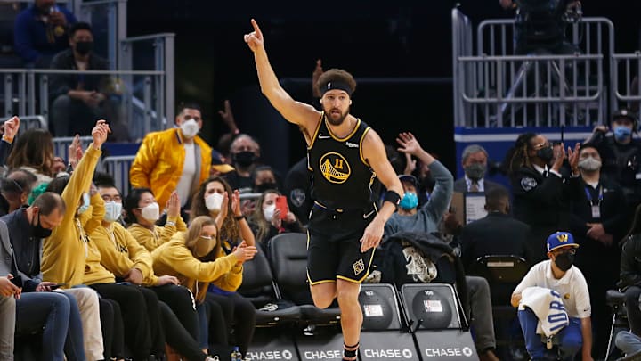 Thompson promedia 23.4 minutos por juego