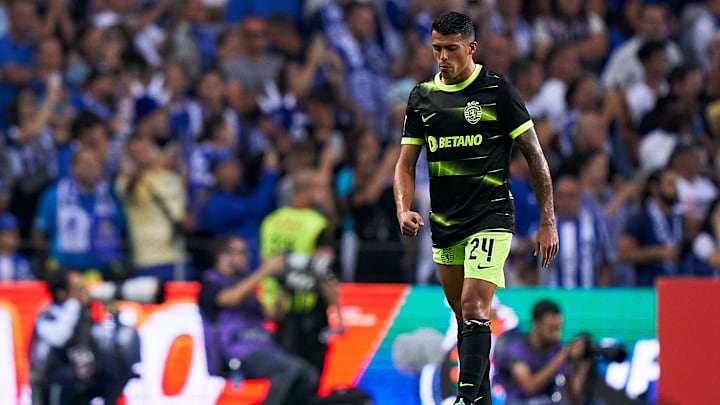 Pedro Porro est sorti la tête basse après son expulsion face au FC Porto. Pedro Porro est sorti la tête basse après son expulsion face au FC Porto.