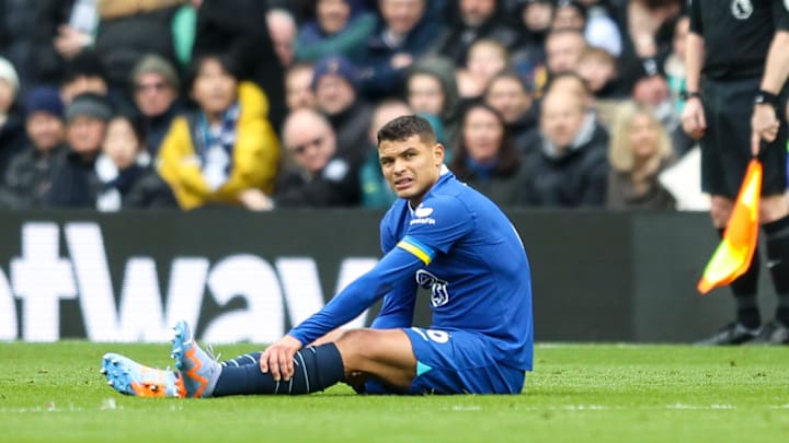 Thiago Silva lesionou o joelho e só deve retornar em abril