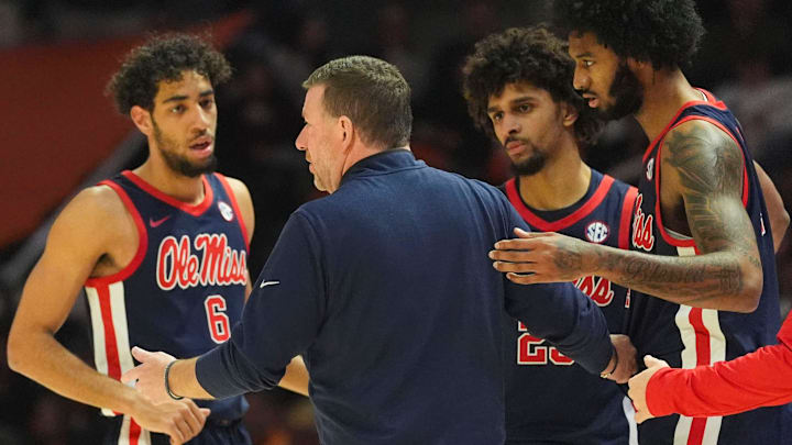 Ole Miss basketball coach Chris Beard meets with guarda Ilias Kamardine (6), and Patton Pinkins (23), and forward James Scott (4) during a pause in the NCAA college basketball game against Tennessee on February 3, 2026, in Knoxville, Tennessee.