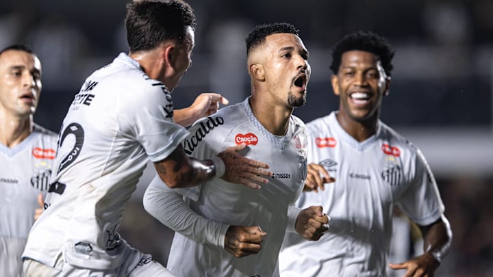 Zé Ivaldo tem futuro indefinido no Santos, mas ganha nova chance com Vojvoda 