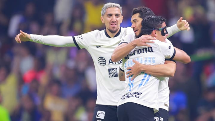 El chileno Diego Valdés, Henry Martín y el estadounidense Alejandro Zendejas se funden en un abrazo.