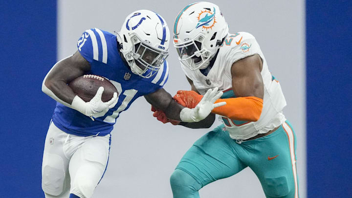 Oct 20, 2024; Indianapolis, Indiana, USA; Indianapolis Colts running back Tyler Goodson (31) rushes past Miami Dolphins linebacker Jordyn Brooks (20) during a game against the Miami Dolphins at Lucas Oil Stadium. Mandatory Credit: Grace Hollars/IndyStar USA TODAY Network via Imagn Images Oct 20, 2024; Indianapolis, Indiana, USA; Indianapolis Colts running back Tyler Goodson (31) rushes past Miami Dolphins linebacker Jordyn Brooks (20) during a game against the Miami Dolphins at Lucas Oil Stadium. Mandatory Credit: Grace Hollars/IndyStar USA TODAY Network via Imagn Images