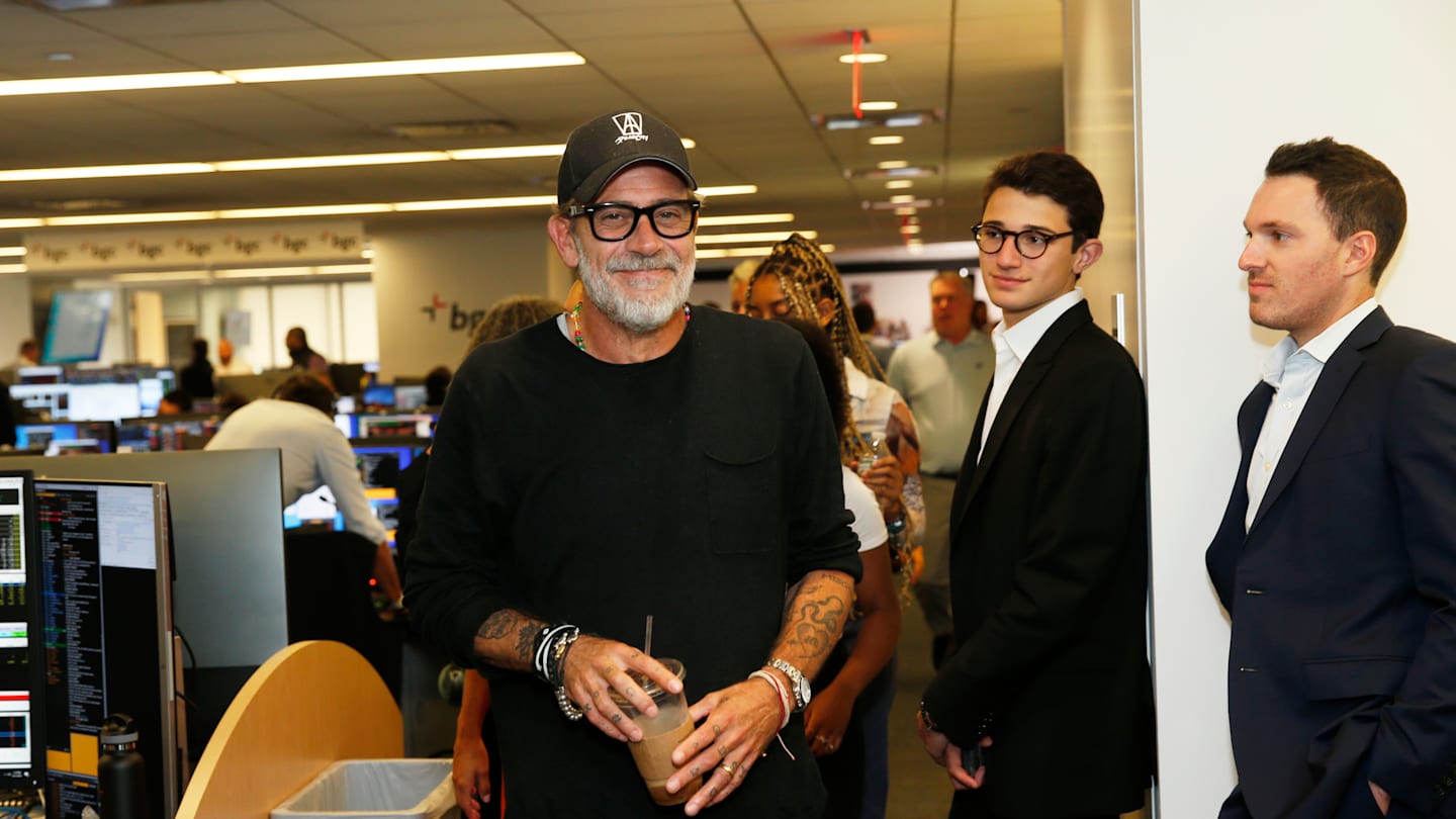 Jeffrey Dean and son Gus enjoy father/son time at NY Knicks game