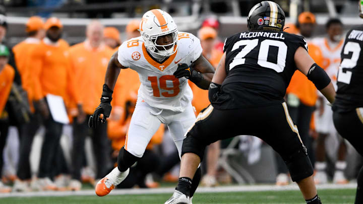 Nov 30, 2024; Nashville, Tennessee, USA; Tennessee Volunteers defensive lineman Joshua Josephs (19) rushes the passer against the Vanderbilt Commodores during the second half at FirstBank Stadium. Mandatory Credit: Steve Roberts-Imagn Images Nov 30, 2024; Nashville, Tennessee, USA; Tennessee Volunteers defensive lineman Joshua Josephs (19) rushes the passer against the Vanderbilt Commodores during the second half at FirstBank Stadium. Mandatory Credit: Steve Roberts-Imagn Images
